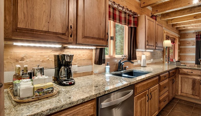 Secluded Log Cabin/Fire Pit/King Bed/Wood-burning Fireplace/Starlink Wi-Fi