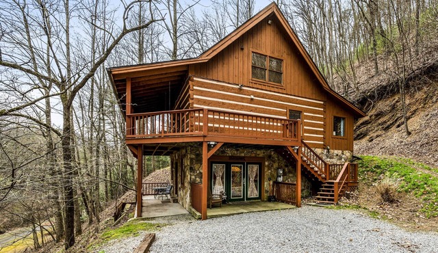 Secluded Log Cabin! Free pool access, big yard, awesome location!