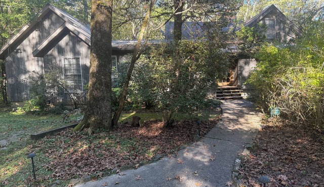 Secluded Log Cabin Near The University of the South