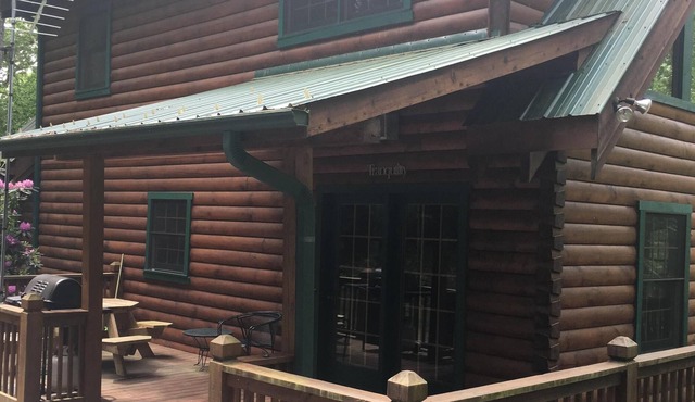 Secluded log cabin on the Little River