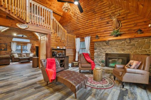 Secluded Log Cabin w/Hot tub, Fire Pit, Game Room