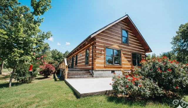 Secluded Log Cabin with Mountain Views. Hot Tub & 'Seasonal' Heated Pool