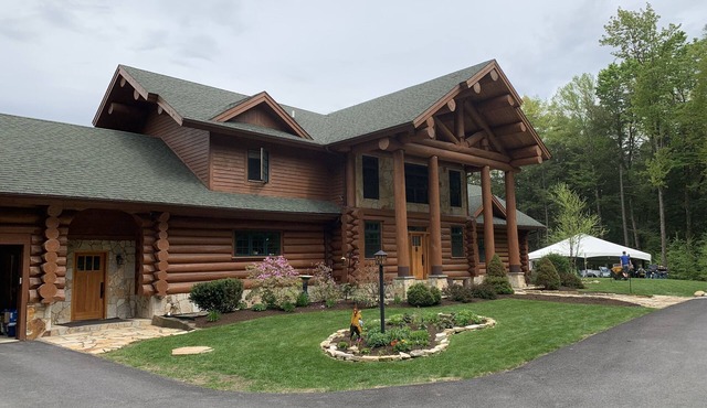 Secluded Log Home, close to the lake and downtown