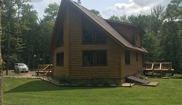 secluded log home, minutes from all star village in Oneonta