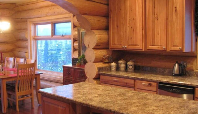 Secluded Log Home with Mountain View