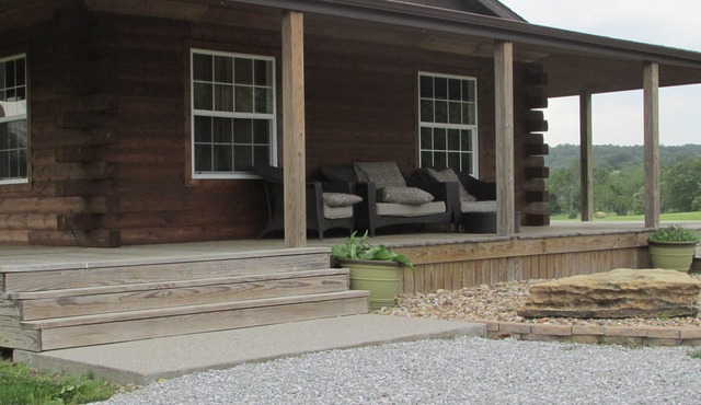 Secluded, Log Rental Cabin, Private Hot Tub,on Southern Illinois Wine Trail
