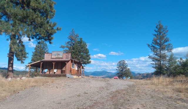 Secluded Lookout Cabin Hovering Above Town of Republic