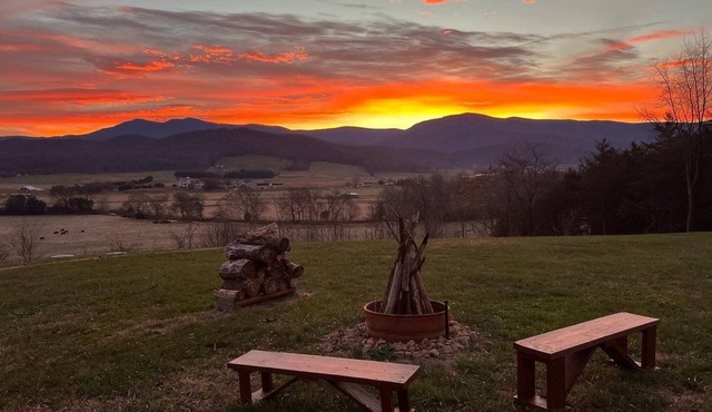 Secluded Luray Mountain Home near Shenandoah Park: Fire pit, Hot Tub, Game Room!
