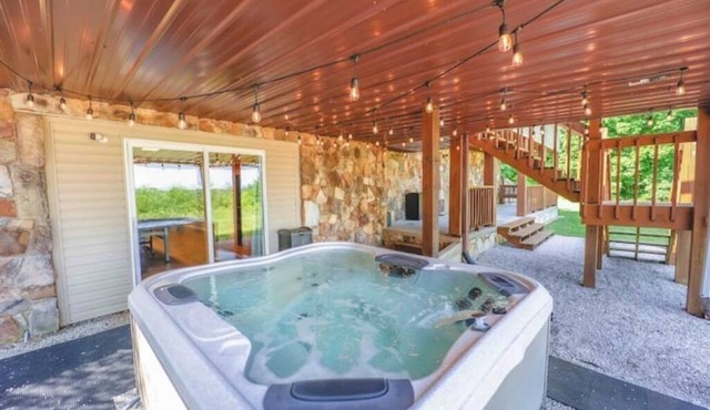 Secluded Luxurious Cabin, Sleeps 16, Hot tub Sauna