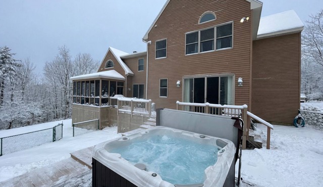 Secluded Luxurious Chalet with Pool and Hot Tub. Pet-Friendly!