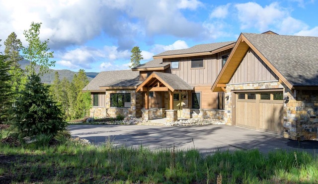 Secluded Luxury at Pole Creek Lodge | No Neighbors in Sight | Relax Under The Stars
