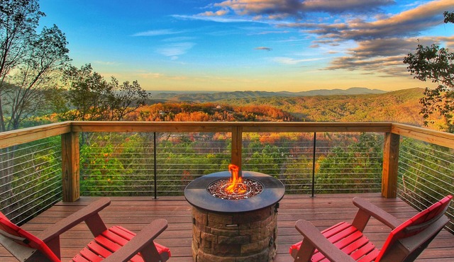 Secluded Luxury Cabin! 3 King Suites! 7 Fireplaces! Hot Tub! BREATHTAKING VIEWS!