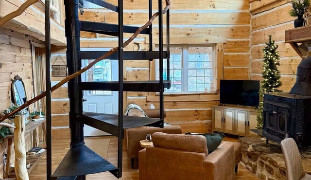 Secluded Luxury Cabin- 22 min to Ash Cave! Private trails on property! Hot Tub!
