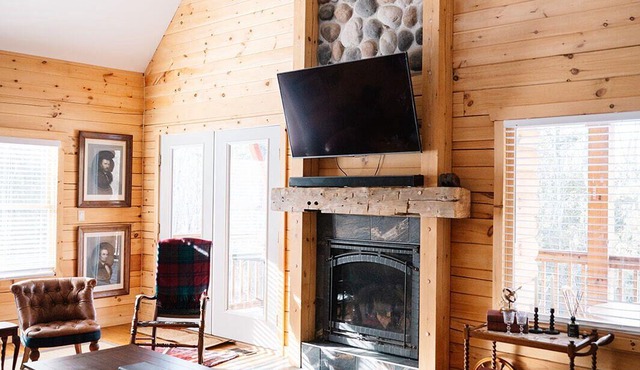 Secluded Luxury Cabin with Hot Tub, 10 mins from Cobourg Beach