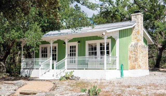 Secluded Luxury Cottage, Private Ranch Stay + Firepit - Romantic & Quiet