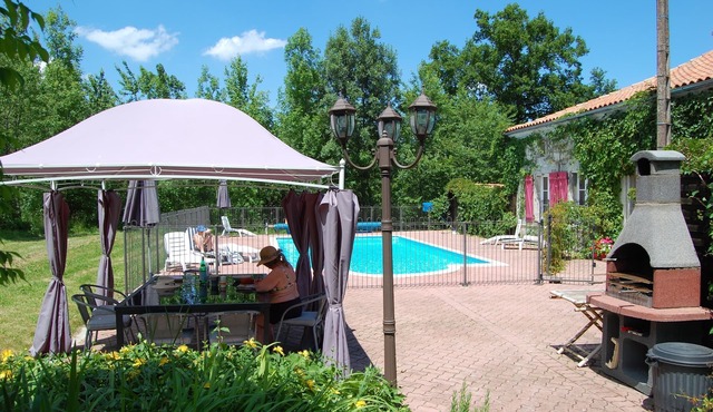 Secluded Luxury House. Private Pool. Between Cognac, Angouleme, Royan. Bordeaux.