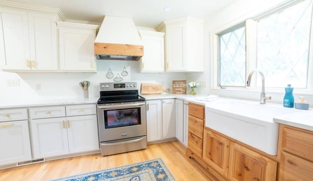 Secluded luxury House in the Hills w/king bed