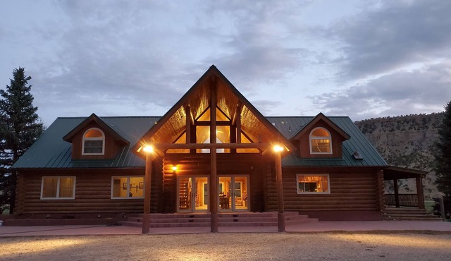 Secluded luxury lodge that sleeps 34 in beds