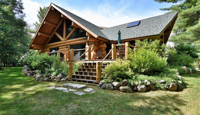 Secluded luxury log home in Wisconsin wilderness