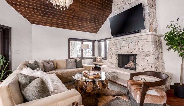 Secluded Luxury Ranch Estate on Scenic & Tranquil Acreage