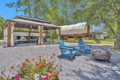 Secluded Luxury Wagon with Pond, King Bed, Full Bath, Patio