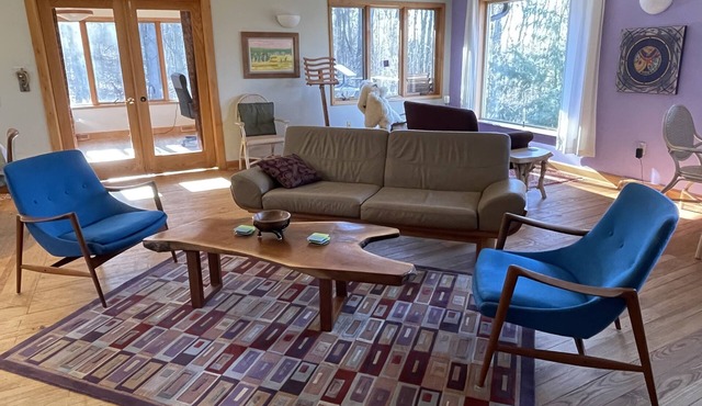 Secluded Mid-Century 10 minutes from Devils Lake State Park, Baraboo & skiing