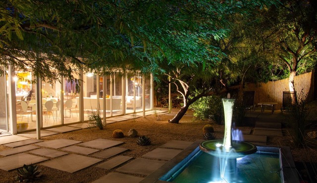 Secluded Midcentury Oasis! Pool, spa, outdoor kitchen, super close to hiking 🌴