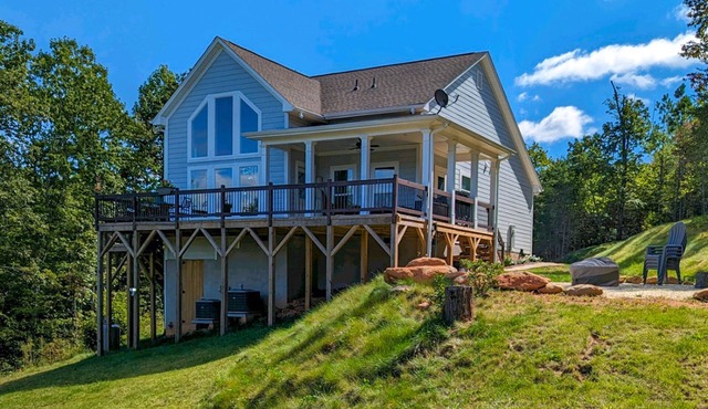 Secluded Mill Spring Retreat: Stunning Views, Luxury Amenities