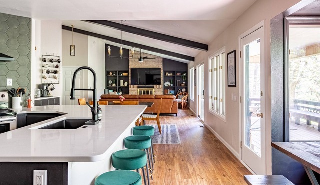 Secluded Mod Lodge - On Trail Near Waterfall - 2 King Suites!