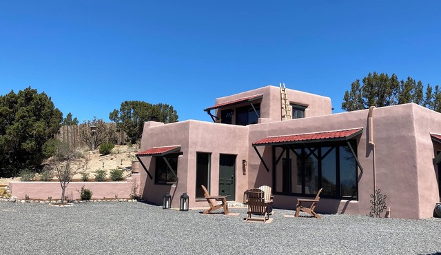 Secluded, modern adobe home just 4.9 miles from the historic Santa Fe Plaza.