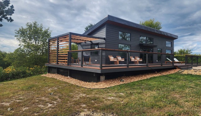 Secluded Modern Cabin with Bluff Views, Hot Tub, Fire Pit.