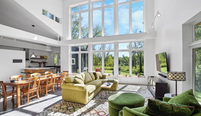 Secluded Modern Cabin with Hot Tub near Cascade Mountain & Devil’s Head Skiing