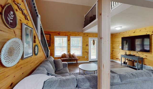 Secluded modern cabin, with hot tub