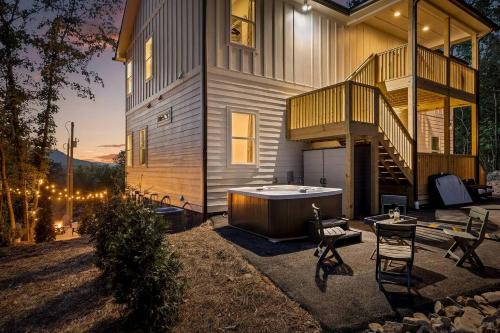 Secluded Modern Cabin with Hot Tub and Mountain Views near Fairview, Georgia