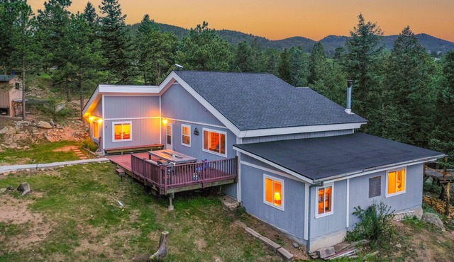 ⛰️Secluded Modern Mountain Lodge w/Mtn Views/Game Room🕹️/Deck