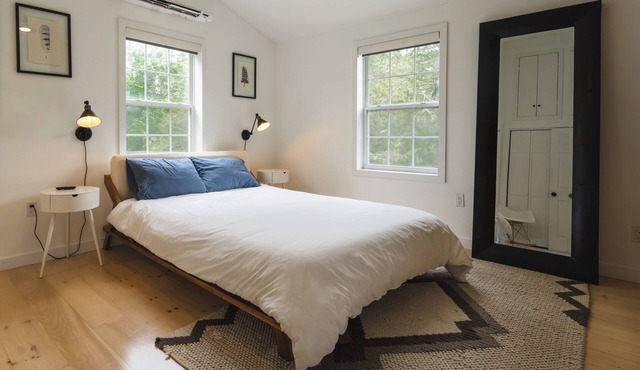 Secluded, Modern retreat with Cedar Hot Tub