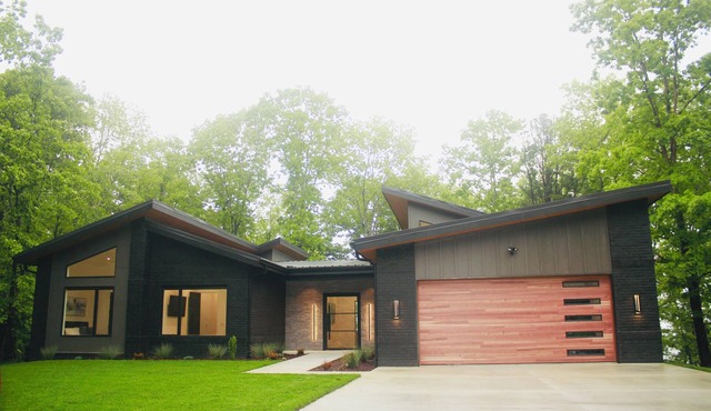 Secluded, modern, spectacular views, hot tub on 18 acres. Firepit,games & more!