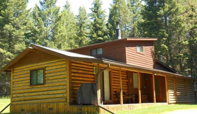 Secluded Mountain Cabin, Only Short Drive To Kalispell and Glacier N.P.