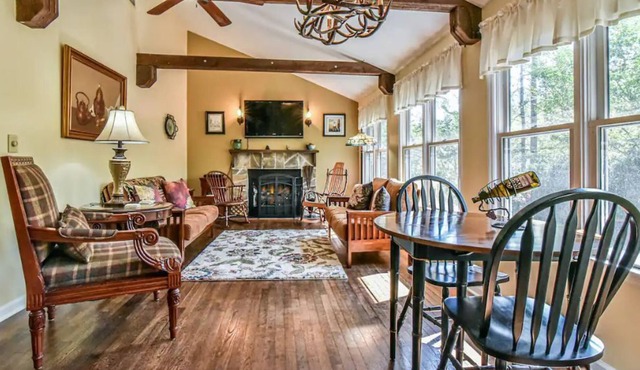 Secluded Mountain Cottage, Close to Town, Amazing Views, Pet Friendly