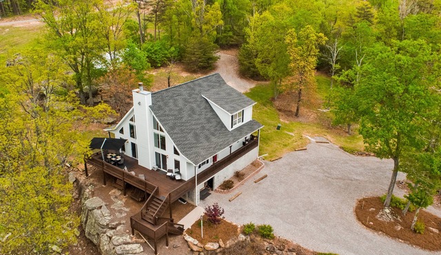 Secluded Mountain House on 12 acres w/Pond! 20 min to downtown Chattanooga!