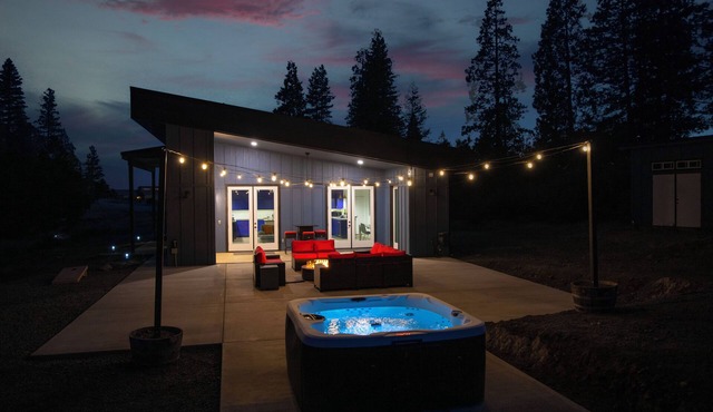 Secluded Mountain Home on 7 acres with Hot Tub! Near downtown TH!