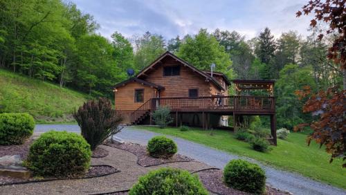 Secluded Mountain Lodge Near Williamsport with a Fireplace, Deck, and Pet-Friendly