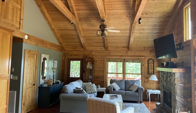 Secluded Mountain Top Cabin with Game Room in Bedford