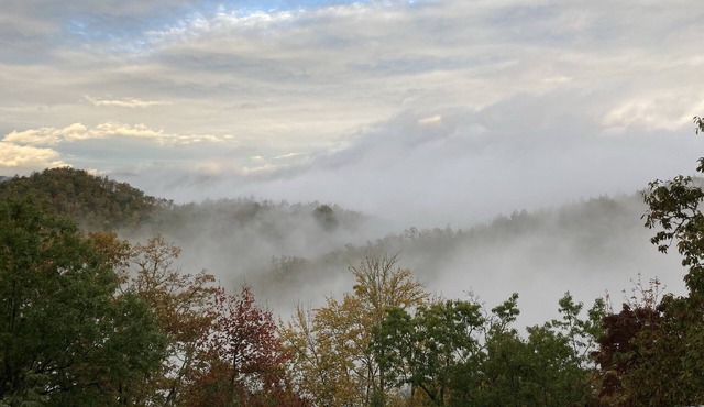Secluded mountain top luxury getaway in the Nantahala National Forest!