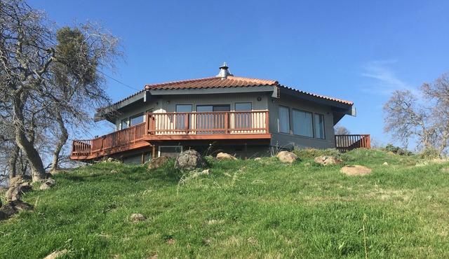 Secluded mountain getaway with amazing views - pet friendly