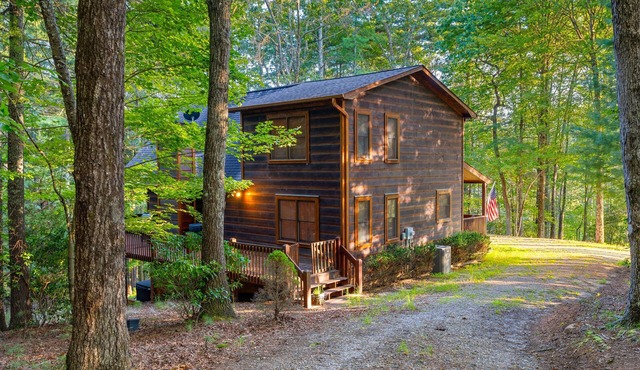 Secluded mountain-view cabin with hot tub, fireplace, firepit, central AC & deck