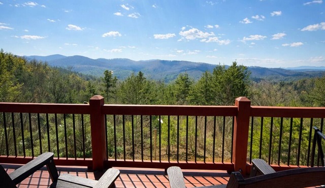 Secluded Mountain View Cabin Close to Hiking