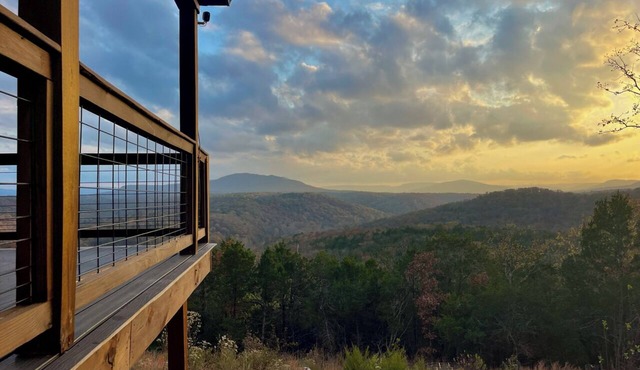 Secluded mountaintop cabin, 40 acres, views of Buffalo River from hot tub