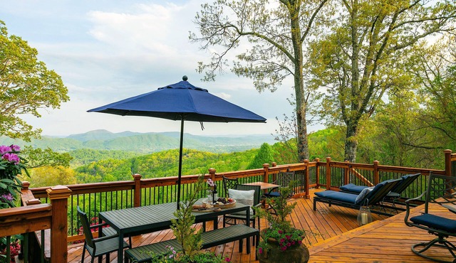 Secluded Mountaintop Luxury Estate-Spectacular Views-Fire Pit-Jacuzzi-Ping Pong