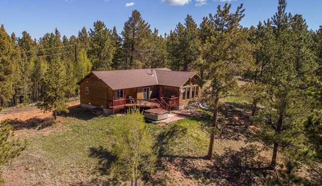 Secluded Mtn cabin on 35 acres! Pikes peak view, Hottub,close to attractions!